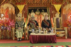 Tutup Jabatan Bupati dan Wabup Terima Gelar Adat