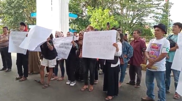 Pedagang Buah Terminal Kepahiang Gelar Aksi Demo, Minta Solusi atas Rencana Penataan Pasar 4 Gambar WhatsApp 2025 04 15 pukul 17.34.35 b380e0ee