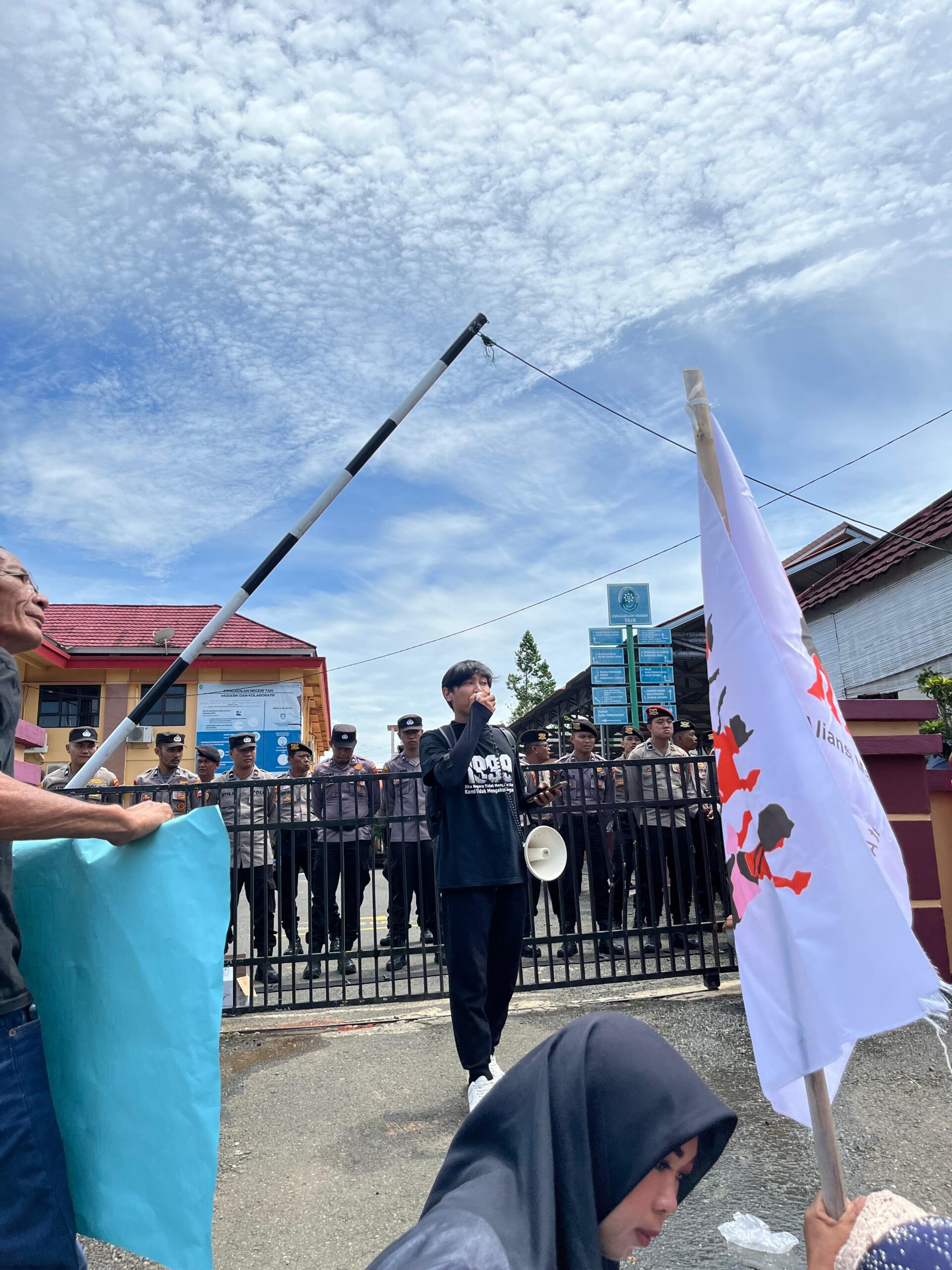 Masyarakat Adat Serawai Gelar Aksi Damai dan Ritual Adat di Depan Pengadilan Negeri Tais