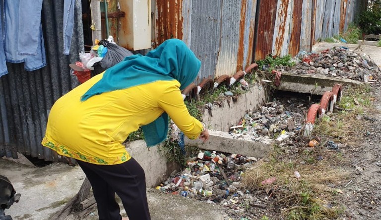 Dinas PUPR Ajak Masyarakat Rawat Drainase saat Musim Hujan untuk Hindari Banjir 3 Sumbat