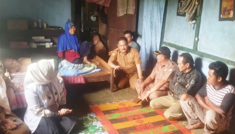 Kepala Dinas Sosial Kepahiang Helmi Johan dan rombongan