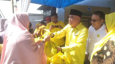 Ketua DPD Partai Golkar Kabupaten Kepahiang Darmawansyah Berikan Sembako Kepada Warga