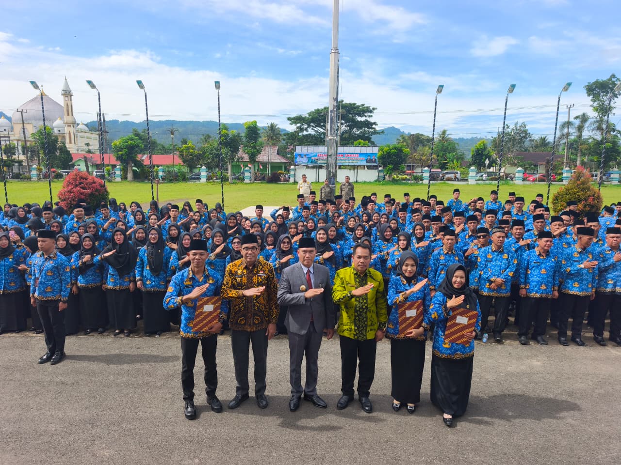 AKRAB : 691 ASN PPPK Kabupaten Kepahiang foto bersama dengan pejabat teras