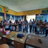 Kades Temdak Yoni Carles menyalurkan program bantuan untuk masyarakat dengan membagikan telur dan susu kepada keluarga penerimah manfaat