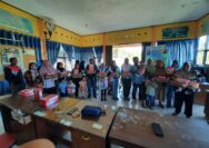 Kades Temdak Yoni Carles menyalurkan program bantuan untuk masyarakat dengan membagikan telur dan susu kepada keluarga penerimah manfaat