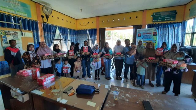 Kades Temdak Yoni Carles menyalurkan program bantuan untuk masyarakat dengan membagikan telur dan susu kepada keluarga penerimah manfaat