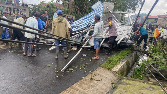 “Teror Angin Puting Beliung di Selupu Rejang: Puluhan Rumah Hancur dalam Hitungan Menit”