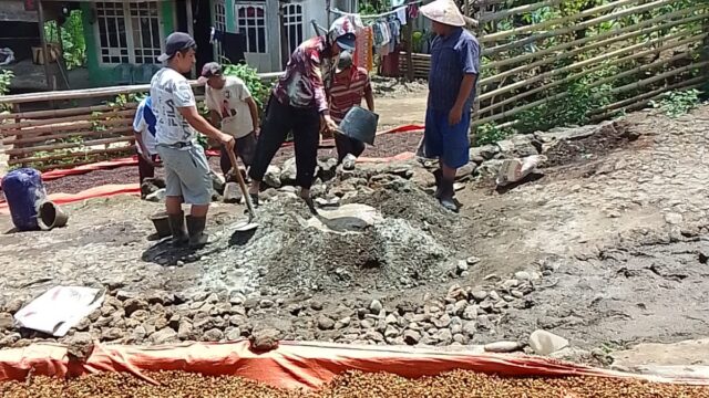 Akses Rusak Tak Kunjung Diperbaiki, Warga Batu Kalung Bergerak! Bangun Jalan Secara Swadaya