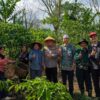 Kapolres Kepahiang Turun ke Kebun, Petik Kopi Bersama Petani: Bukti Nyata Kedekatan Polri dengan Rakyat 2 IMG 20260406 WA0118