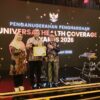 Bupati Kepahiang Zurdi Nata SIP Terimah Plakat Penghargaan UHC BPJS Kesehatan