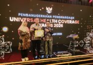 Bupati Kepahiang Zurdi Nata SIP Terimah Plakat Penghargaan UHC BPJS Kesehatan