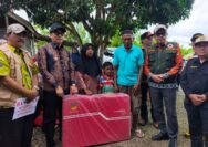 Bupati Zurdi Nata Salurkan Bantuan Kepada Korban Kebakaran Bermani ILir