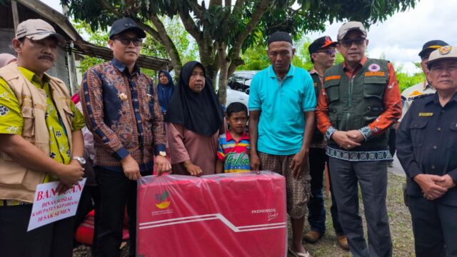 Bupati Zurdi Nata Salurkan Bantuan Kepada Korban Kebakaran Bermani ILir