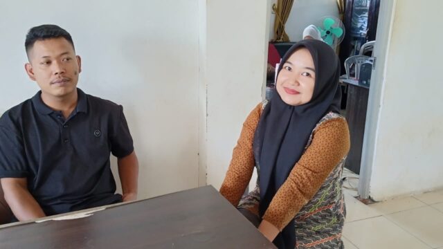 Kades Permu Eli Hariani bersama perangkat saat memberikan penjelasan pendaftaran calon anggota BPD sudah dibuka