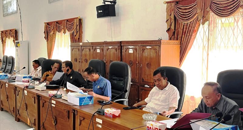 Banggar DPRD Kepahiang Bahas Raperda Pertanggungjawaban Pelaksanaan APBD 2025 4 Banggar bahas 3