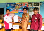 Kades Taba Padang Yoyon dalam penyerahan dokumen terkait pra pelaksanaan kegiatan tahun anggaran 2026