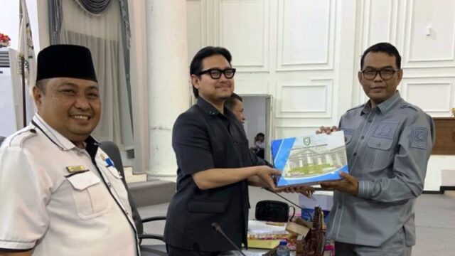 Rapat Gabungan Komisi, Pimpinan DPRD Kabupaten Kepahiang Serahkan Raperda Pertanggungjawaban APBD 2025