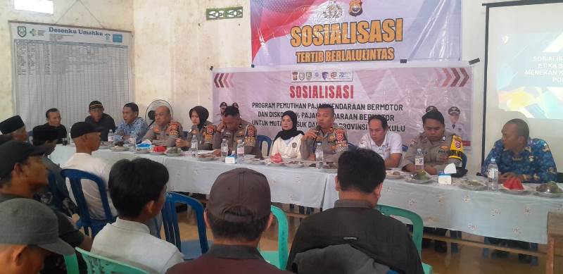 Sosialisasi Pemutihan Pajak Kendaraan Digelar di Desa Suro Lembak, Warga Antusias Hadir 4 Pemaparan materi sosialisasi pemutihan pajak kendaraan